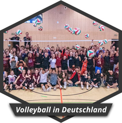 Gruppenfoto Volleyballer*innen, Bälle fliegen in der Luft