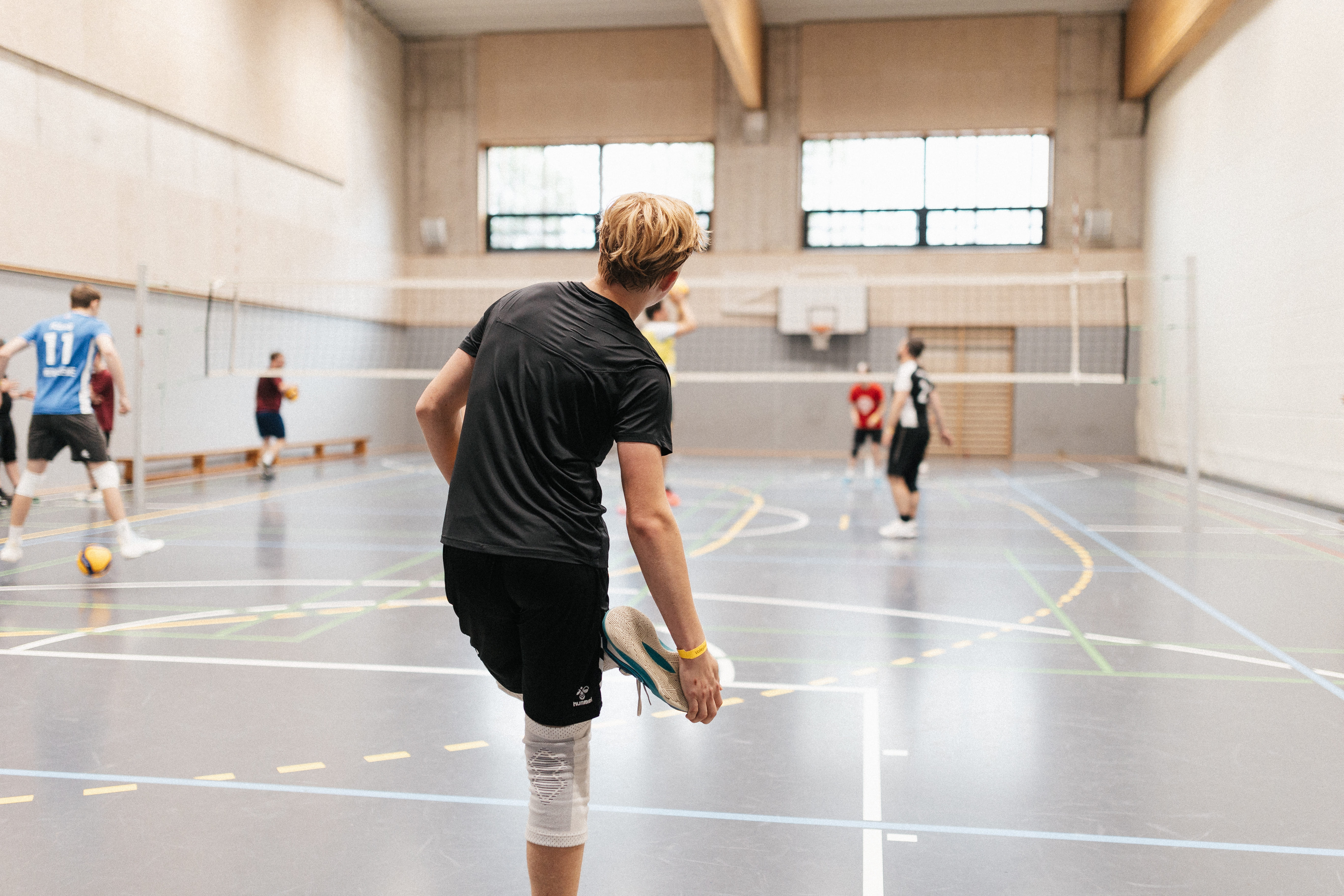 Volleyballspieler betritt das Spielfeld