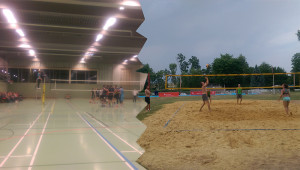 Das Bild zeigt 2 Bilder getrennt durch Zacken. Links eine Spielszene aus dem Hallenvolleyball und rechts eine Spielszene vom Beachvolleyball.