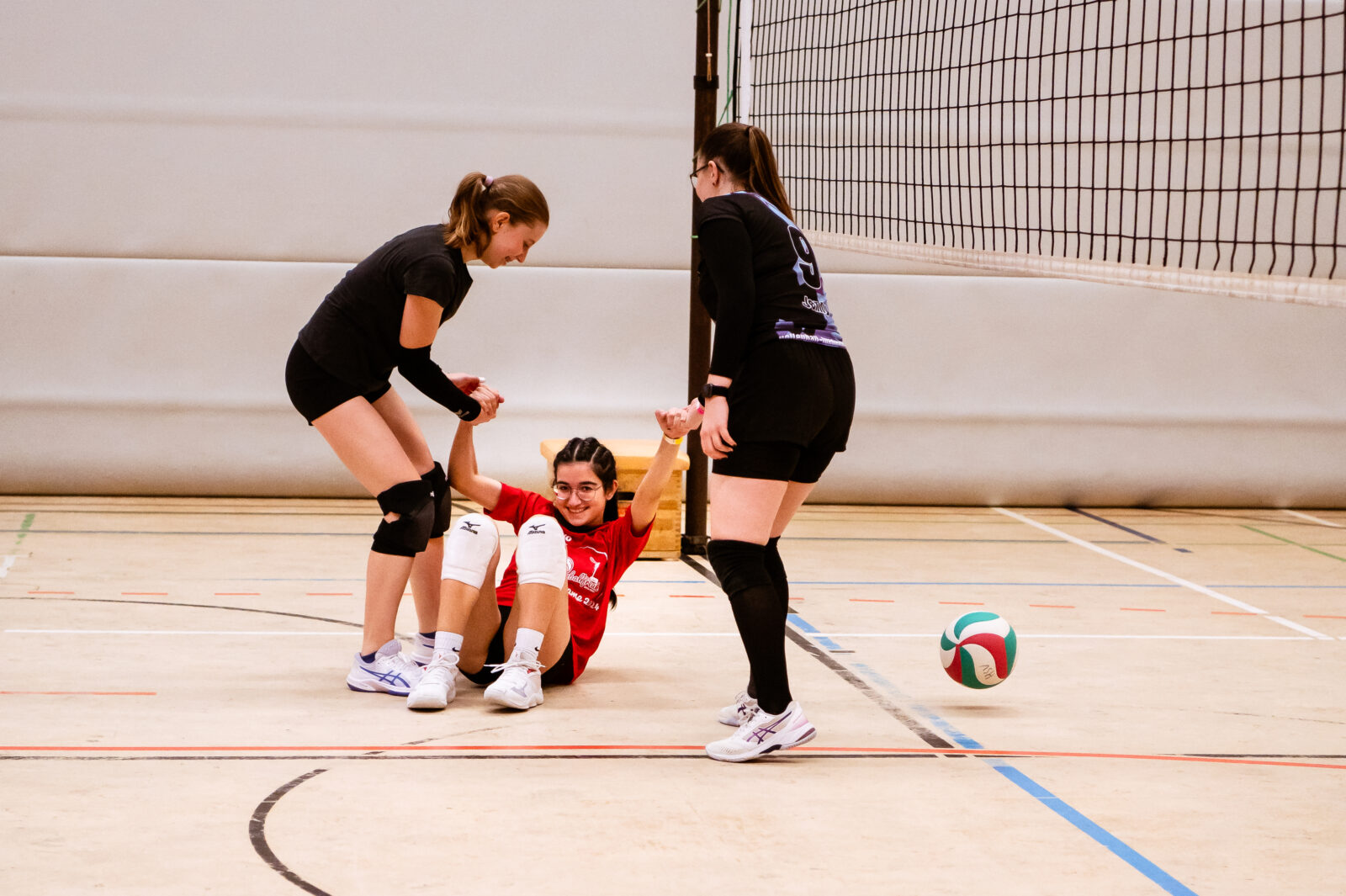 Gute Freunde und Knieschützer helfen. Foto: Mikura Gelhausen @mikura.fotografie