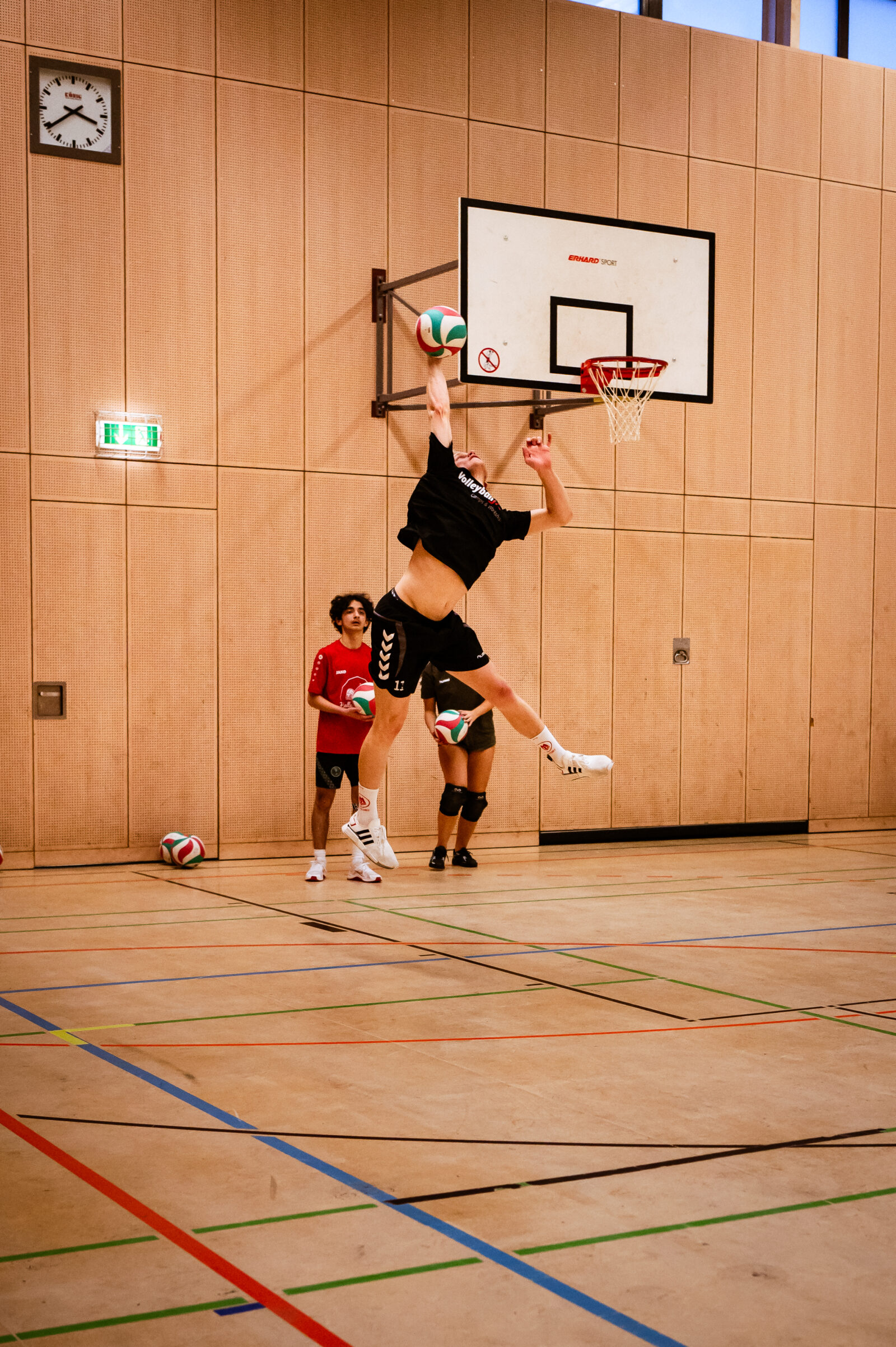 Der Aufschlag ist der erste Angriff. Foto: Mikura Gelhausen @mikura.fotografie