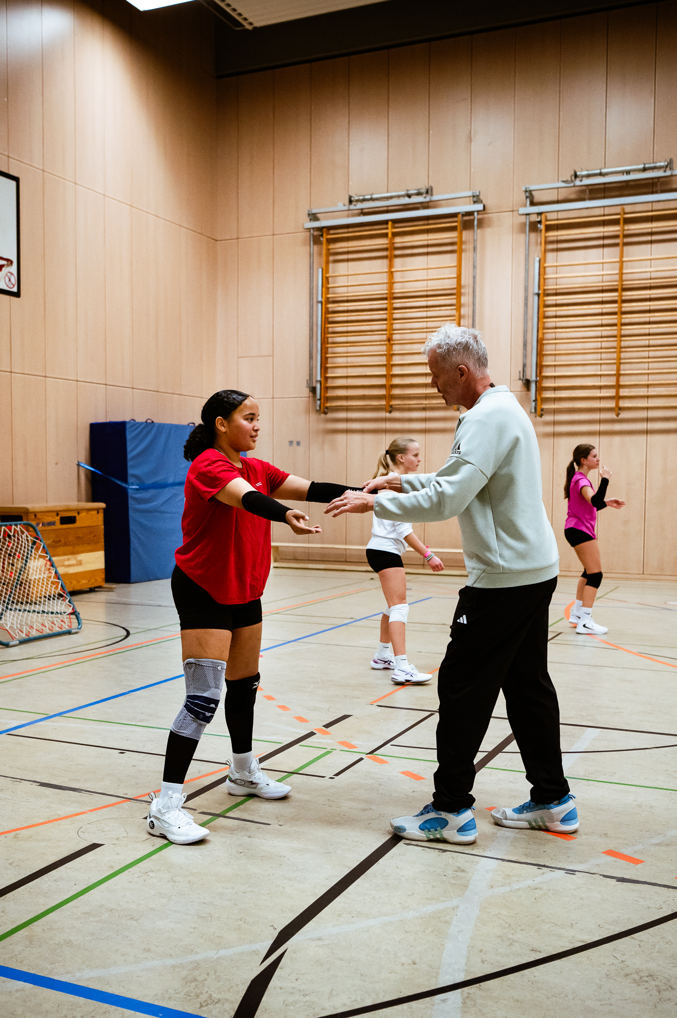 Weltmeister-Trainer Vital Heynen gibt wertvolle Korrekturen im Volleyballfreak-Camp. Foto: (c) Mikura Gelhausen @mikura.fotografie